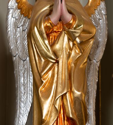 Zdjęcie nr 35: Nastawa architektoniczna, jednokondygnacyjna ze zwieńczeniem, jednoosiowa z bramkami. Ołtarz sarkofagowy z drewnianą mensą i portatylem. Na mensie znajduje się tabernakulum z tronem wystawienia. Tabernakulum w formie drewnianej skrzynki na planie wieloboku, ustawionej na cokole dekorowanym akantem, zamkniętej profilowaną listwą; ścianki dekorowane płycinami z akantem. Drzwiczki drewniane, obite blachą, w formie stojącego prostokąta, zdobione motywem krzyża, gorejącego serca, winnego grona i kłosów zboża. Tron wystawienia w formie obrotowej niszy, ujętej motywem winnego grona, flankowanej pilastrami dekorowanymi kampanulami, dźwigającymi gzyms zamykający całość, z wazonikami. Tron zwieńczony cokołem ze srebrzoną figurką leżącego baranka. 
Retabulum na dwustrefowym, uskokowym cokole ustawionym pod kątem, w górnej strefie z wyodrębnionymi po bokach postumentami i konsolami. Nastawa ujęta dwiema parami kolumn kompozytowych ustawionych na tle uskokowych, zwróconych pod kątem filarów, o trzonach dekorowanych płycinami z kampanulami. Podpory oraz dwa putta dźwigają wyłamane na ich osi, odcinkami wklęsło-wypukłe, pełne belkowanie, przerwane nad polem środkowym, z fryzem dekorowanym rozetami oraz fragmenty przerwanego, falistego przyczółka z siedzącymi na nim figurami aniołów. Na zewnętrznych krawędziach belkowania ustawione dwie figury w strojach żołnierzy. W polu środkowym nisza w formie stojącego prostokąta zamkniętego trójlistnie z uskokiem, o wklęsłych dolnych narożach, ujęta profilowaną ramą, z obrazem Trójcy Świętej i flankowana parą puttów. 
Zwieńczenie w formie stojącego prostokąta, flankowane parą zdwojonych pilastrów, zwróconych na zewnątrz, zamknięte odcinkiem gzymsu dekorowanym lambrekinem, ujęte obłokami z dwiema parami siedzących puttów. Powyżej medalion z okiem Opatrzności, ujętym obłokami i uskrzydlonymi główkami anielskimi, w glorii promienistej. W polu zwieńczenia obraz św. Jana Kantego w formie stojącego prostokąta, ujęty profilowaną ramą. 
Na wysokości cokołu nastawę flankują bramki utworzone przez postumenty przylegające do ścian prezbiterium zwieńczone fragmentami falistego przyczółka z latarniami. Cokoły przy ścianie z nastawą łączą listwy, tworząc przejścia, nad którymi stoją figury św. Piotra i św. Pawła. 
Struktura polichromowana w kolorze jasnozielonym, z brązowymi detalami, czerwonymi kapitelami; kolumny, ornamentyka i profile złocone, gloria i obłoki srebrzone. 

