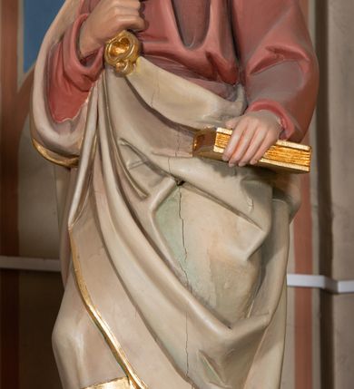 Zdjęcie nr 41: Nastawa architektoniczna, jednokondygnacyjna ze zwieńczeniem, jednoosiowa z bramkami. Ołtarz sarkofagowy z drewnianą mensą i portatylem. Na mensie znajduje się tabernakulum z tronem wystawienia. Tabernakulum w formie drewnianej skrzynki na planie wieloboku, ustawionej na cokole dekorowanym akantem, zamkniętej profilowaną listwą; ścianki dekorowane płycinami z akantem. Drzwiczki drewniane, obite blachą, w formie stojącego prostokąta, zdobione motywem krzyża, gorejącego serca, winnego grona i kłosów zboża. Tron wystawienia w formie obrotowej niszy, ujętej motywem winnego grona, flankowanej pilastrami dekorowanymi kampanulami, dźwigającymi gzyms zamykający całość, z wazonikami. Tron zwieńczony cokołem ze srebrzoną figurką leżącego baranka. 
Retabulum na dwustrefowym, uskokowym cokole ustawionym pod kątem, w górnej strefie z wyodrębnionymi po bokach postumentami i konsolami. Nastawa ujęta dwiema parami kolumn kompozytowych ustawionych na tle uskokowych, zwróconych pod kątem filarów, o trzonach dekorowanych płycinami z kampanulami. Podpory oraz dwa putta dźwigają wyłamane na ich osi, odcinkami wklęsło-wypukłe, pełne belkowanie, przerwane nad polem środkowym, z fryzem dekorowanym rozetami oraz fragmenty przerwanego, falistego przyczółka z siedzącymi na nim figurami aniołów. Na zewnętrznych krawędziach belkowania ustawione dwie figury w strojach żołnierzy. W polu środkowym nisza w formie stojącego prostokąta zamkniętego trójlistnie z uskokiem, o wklęsłych dolnych narożach, ujęta profilowaną ramą, z obrazem Trójcy Świętej i flankowana parą puttów. 
Zwieńczenie w formie stojącego prostokąta, flankowane parą zdwojonych pilastrów, zwróconych na zewnątrz, zamknięte odcinkiem gzymsu dekorowanym lambrekinem, ujęte obłokami z dwiema parami siedzących puttów. Powyżej medalion z okiem Opatrzności, ujętym obłokami i uskrzydlonymi główkami anielskimi, w glorii promienistej. W polu zwieńczenia obraz św. Jana Kantego w formie stojącego prostokąta, ujęty profilowaną ramą. 
Na wysokości cokołu nastawę flankują bramki utworzone przez postumenty przylegające do ścian prezbiterium zwieńczone fragmentami falistego przyczółka z latarniami. Cokoły przy ścianie z nastawą łączą listwy, tworząc przejścia, nad którymi stoją figury św. Piotra i św. Pawła. 
Struktura polichromowana w kolorze jasnozielonym, z brązowymi detalami, czerwonymi kapitelami; kolumny, ornamentyka i profile złocone, gloria i obłoki srebrzone. 

