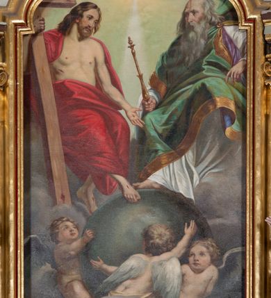 Zdjęcie nr 19: Nastawa architektoniczna, jednokondygnacyjna ze zwieńczeniem, jednoosiowa z bramkami. Ołtarz sarkofagowy z drewnianą mensą i portatylem. Na mensie znajduje się tabernakulum z tronem wystawienia. Tabernakulum w formie drewnianej skrzynki na planie wieloboku, ustawionej na cokole dekorowanym akantem, zamkniętej profilowaną listwą; ścianki dekorowane płycinami z akantem. Drzwiczki drewniane, obite blachą, w formie stojącego prostokąta, zdobione motywem krzyża, gorejącego serca, winnego grona i kłosów zboża. Tron wystawienia w formie obrotowej niszy, ujętej motywem winnego grona, flankowanej pilastrami dekorowanymi kampanulami, dźwigającymi gzyms zamykający całość, z wazonikami. Tron zwieńczony cokołem ze srebrzoną figurką leżącego baranka. 
Retabulum na dwustrefowym, uskokowym cokole ustawionym pod kątem, w górnej strefie z wyodrębnionymi po bokach postumentami i konsolami. Nastawa ujęta dwiema parami kolumn kompozytowych ustawionych na tle uskokowych, zwróconych pod kątem filarów, o trzonach dekorowanych płycinami z kampanulami. Podpory oraz dwa putta dźwigają wyłamane na ich osi, odcinkami wklęsło-wypukłe, pełne belkowanie, przerwane nad polem środkowym, z fryzem dekorowanym rozetami oraz fragmenty przerwanego, falistego przyczółka z siedzącymi na nim figurami aniołów. Na zewnętrznych krawędziach belkowania ustawione dwie figury w strojach żołnierzy. W polu środkowym nisza w formie stojącego prostokąta zamkniętego trójlistnie z uskokiem, o wklęsłych dolnych narożach, ujęta profilowaną ramą, z obrazem Trójcy Świętej i flankowana parą puttów. 
Zwieńczenie w formie stojącego prostokąta, flankowane parą zdwojonych pilastrów, zwróconych na zewnątrz, zamknięte odcinkiem gzymsu dekorowanym lambrekinem, ujęte obłokami z dwiema parami siedzących puttów. Powyżej medalion z okiem Opatrzności, ujętym obłokami i uskrzydlonymi główkami anielskimi, w glorii promienistej. W polu zwieńczenia obraz św. Jana Kantego w formie stojącego prostokąta, ujęty profilowaną ramą. 
Na wysokości cokołu nastawę flankują bramki utworzone przez postumenty przylegające do ścian prezbiterium zwieńczone fragmentami falistego przyczółka z latarniami. Cokoły przy ścianie z nastawą łączą listwy, tworząc przejścia, nad którymi stoją figury św. Piotra i św. Pawła. 
Struktura polichromowana w kolorze jasnozielonym, z brązowymi detalami, czerwonymi kapitelami; kolumny, ornamentyka i profile złocone, gloria i obłoki srebrzone. 

