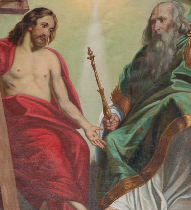 Zdjęcie nr 1: Obraz w formie stojącego prostokąta. Przedstawia Trójcę Świętą tronującą w niebie, zasiadającą ponad globem podtrzymywanym przez trzy putta. Po prawej stronie siedząca postać Chrystusa zwróconego w trzech czwartych w lewo, z wyciągniętą w przód prawą nogą spoczywająca na globie. Prawą ręką przytrzymuje na ramieniu krzyż, lewą wyciąga przed siebie. Twarz ma pociągłą, o dużych oczach i prostym nosie, okoloną jasną, gęstą brodą i jasnobrązowymi włosami opadającymi na ramiona. Jezus ubrany jest w czerwony płaszcz, zarzucony na ramiona, biodra i nogi, odsłaniający tors. Na jego ciele widoczne są ślady męki. Po lewej siedząca postać Boga Ojca zwróconego w trzech czwartych w prawo, z prawą stopą opartą na globie. W prawej dłoni wspartej na kolanie trzyma berło, lewa jest ugięta i uniesiona. Twarz ma pociągłą z wysokim czołem, o starczych rysach, dużych oczach i garbatym nosie, okoloną długą siwą brodą opadającą na pierś oraz siwymi włosami sięgającymi ramion. Ubrany jest w długą, białą tunikę oraz zielony płaszcz spięty na lewym ramieniu, o fioletowej podszewce i złoconej lamówce. Pomiędzy postaciami, u góry widoczna częściowo zasłonięta przez ramę gołębica Ducha Świętego w glorii z wiązką światła skierowaną w dół na dłonie postaci. Scena na tle szaro-błękitnych, skłębionych chmur, w górnej części obrazu zielono-żółte, rozświetlone niebo. Obraz w profilowanej, złoconej ramie. 