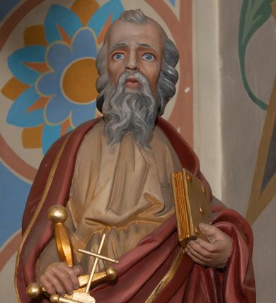 Zdjęcie nr 1: Rzeźba drążona z tyłu, ustawiona na podstawie na planie kwadratu o ściętych narożach. Święty ukazany w całej postaci, zwrócony frontalnie, z głową skierowaną w prawo, w kontrapoście. Lewą ręką podtrzymuje przy boku księgę, prawą opiera na rękojeści miecza zwróconego ostrzem w dół. Twarz ma pociągłą, o dużych, głęboko osadzonych oczach, dużym nosie i pełnych ustach, okoloną długą, gęstą brodą oraz siwymi, kręconymi, krótkimi włosami, z kosmykiem nad czołem. Ubrany jest w długą, beżową tunikę ze złoconą lamówką oraz zarzucony na ramiona i zawinięty wokół postaci czerwony płaszcz ze złotą lamówką. Polichromia naturalistyczna w partiach ciała. 