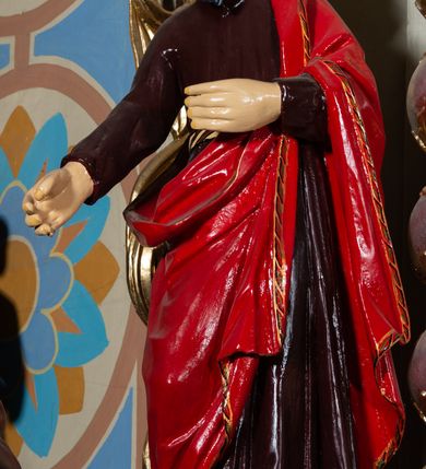 Zdjęcie nr 20: Nastawa architektoniczna, jednoosiowa, jednokondygnacyjna ze zwieńczeniem, ustawiona na cokole z wyodrębnionymi po bokach dwoma postumentami. Ołtarz prostopadłościenny z drewnianą mensą, z portatylem. Antepedium z kwiecistej tkaniny, z wyhaftowanym monogramem IHS w centrum, ujęte profilowaną ramą. Nastawa flankowana parą kolumn o skręconych trzonach i kapitelach kompozytowych stojących na tle dwóch par pilastrów o trzonach dekorowanych kampanulami. Podpory dźwigają pełne belkowanie, wyłamane na ich osi, przerwane nad polem środkowym, z fryzem dekorowanym rozetami oraz fragmenty przerwanego, falistego przyczółka ozdobionego kampanulami z parą puttów. Po zewnętrznej stronie kolumn, na wspornikach stoją figury św. Augustyna i św. Jana Kantego. W polu środkowym nisza w formie stojącego prostokąta z obrazem św. Mikołaja w profilowanej ramie. Nad polem środkowym dwa putta trzymające kwiaty, pomiędzy nimi infuła. Nastawa flankowana uszami utworzonymi z akantu przeplatanego wstęgą regencyjną. Zwieńczenie w formie pionowego prostokąta, o wklęsłych bokach, zamkniętego odcinkiem gzymsu wyłamanym w łuk ostry, ujęte liśćmi palmowymi z wstęgą. Całość zamknięta medalionem z gołębicą Ducha Świętego wśród obłoków i uskrzydlonych główek anielskich, w glorii promienistej. W polu obraz przedstawiający św. Franciszka przed Jezusem i Marią w formie stojącego owalu, w profilowanej ramie. Pole zwieńczenia wypełnione ornamentem roślinnym. Struktura architektoniczna polichromowana w kolorze jasnozielonym, kolumny, ornamentyka i profile złocone i srebrzone. 