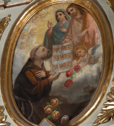 Zdjęcie nr 18: Nastawa architektoniczna, jednoosiowa, jednokondygnacyjna ze zwieńczeniem, ustawiona na cokole z wyodrębnionymi po bokach dwoma postumentami. Ołtarz prostopadłościenny z drewnianą mensą, z portatylem. Antepedium z kwiecistej tkaniny, z wyhaftowanym monogramem IHS w centrum, ujęte profilowaną ramą. Nastawa flankowana parą kolumn o skręconych trzonach i kapitelach kompozytowych stojących na tle dwóch par pilastrów o trzonach dekorowanych kampanulami. Podpory dźwigają pełne belkowanie, wyłamane na ich osi, przerwane nad polem środkowym, z fryzem dekorowanym rozetami oraz fragmenty przerwanego, falistego przyczółka ozdobionego kampanulami z parą puttów. Po zewnętrznej stronie kolumn, na wspornikach stoją figury św. Augustyna i św. Jana Kantego. W polu środkowym nisza w formie stojącego prostokąta z obrazem św. Mikołaja w profilowanej ramie. Nad polem środkowym dwa putta trzymające kwiaty, pomiędzy nimi infuła. Nastawa flankowana uszami utworzonymi z akantu przeplatanego wstęgą regencyjną. Zwieńczenie w formie pionowego prostokąta, o wklęsłych bokach, zamkniętego odcinkiem gzymsu wyłamanym w łuk ostry, ujęte liśćmi palmowymi z wstęgą. Całość zamknięta medalionem z gołębicą Ducha Świętego wśród obłoków i uskrzydlonych główek anielskich, w glorii promienistej. W polu obraz przedstawiający św. Franciszka przed Jezusem i Marią w formie stojącego owalu, w profilowanej ramie. Pole zwieńczenia wypełnione ornamentem roślinnym. Struktura architektoniczna polichromowana w kolorze jasnozielonym, kolumny, ornamentyka i profile złocone i srebrzone. 