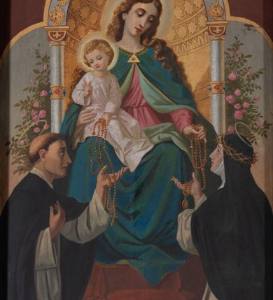 Zdjęcie nr 11: Nastawa architektoniczna, jednoosiowa, jednokondygnacyjna ze zwieńczeniem, ustawiona na cokole z wyodrębnionymi po bokach dwoma postumentami. Ołtarz prostopadłościenny z drewnianą mensą, z portatylem. Antepedium z kwiecistej tkaniny, z wyhaftowanym monogramem IHS w centrum, ujęte profilowaną ramą. Nastawa flankowana parą kolumn o skręconych trzonach i kapitelach kompozytowych stojących na tle dwóch par pilastrów o trzonach dekorowanych kampanulami. Podpory dźwigają pełne belkowanie, wyłamane na ich osi, przerwane nad polem środkowym, z fryzem dekorowanym rozetami oraz fragmenty przerwanego, falistego przyczółka ozdobionego kampanulami z parą puttów. Po zewnętrznej stronie kolumn, na wspornikach stoją figury św. Augustyna i św. Jana Kantego. W polu środkowym nisza w formie stojącego prostokąta z obrazem św. Mikołaja w profilowanej ramie. Nad polem środkowym dwa putta trzymające kwiaty, pomiędzy nimi infuła. Nastawa flankowana uszami utworzonymi z akantu przeplatanego wstęgą regencyjną. Zwieńczenie w formie pionowego prostokąta, o wklęsłych bokach, zamkniętego odcinkiem gzymsu wyłamanym w łuk ostry, ujęte liśćmi palmowymi z wstęgą. Całość zamknięta medalionem z gołębicą Ducha Świętego wśród obłoków i uskrzydlonych główek anielskich, w glorii promienistej. W polu obraz przedstawiający św. Franciszka przed Jezusem i Marią w formie stojącego owalu, w profilowanej ramie. Pole zwieńczenia wypełnione ornamentem roślinnym. Struktura architektoniczna polichromowana w kolorze jasnozielonym, kolumny, ornamentyka i profile złocone i srebrzone. 