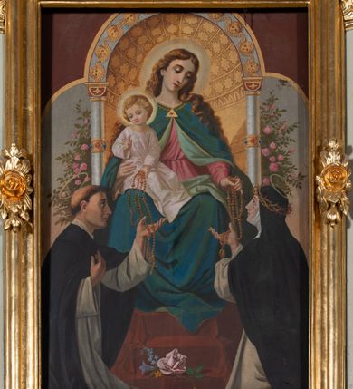 Zdjęcie nr 10: Nastawa architektoniczna, jednoosiowa, jednokondygnacyjna ze zwieńczeniem, ustawiona na cokole z wyodrębnionymi po bokach dwoma postumentami. Ołtarz prostopadłościenny z drewnianą mensą, z portatylem. Antepedium z kwiecistej tkaniny, z wyhaftowanym monogramem IHS w centrum, ujęte profilowaną ramą. Nastawa flankowana parą kolumn o skręconych trzonach i kapitelach kompozytowych stojących na tle dwóch par pilastrów o trzonach dekorowanych kampanulami. Podpory dźwigają pełne belkowanie, wyłamane na ich osi, przerwane nad polem środkowym, z fryzem dekorowanym rozetami oraz fragmenty przerwanego, falistego przyczółka ozdobionego kampanulami z parą puttów. Po zewnętrznej stronie kolumn, na wspornikach stoją figury św. Augustyna i św. Jana Kantego. W polu środkowym nisza w formie stojącego prostokąta z obrazem św. Mikołaja w profilowanej ramie. Nad polem środkowym dwa putta trzymające kwiaty, pomiędzy nimi infuła. Nastawa flankowana uszami utworzonymi z akantu przeplatanego wstęgą regencyjną. Zwieńczenie w formie pionowego prostokąta, o wklęsłych bokach, zamkniętego odcinkiem gzymsu wyłamanym w łuk ostry, ujęte liśćmi palmowymi z wstęgą. Całość zamknięta medalionem z gołębicą Ducha Świętego wśród obłoków i uskrzydlonych główek anielskich, w glorii promienistej. W polu obraz przedstawiający św. Franciszka przed Jezusem i Marią w formie stojącego owalu, w profilowanej ramie. Pole zwieńczenia wypełnione ornamentem roślinnym. Struktura architektoniczna polichromowana w kolorze jasnozielonym, kolumny, ornamentyka i profile złocone i srebrzone. 