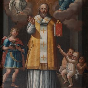 Zdjęcie nr 1: Obraz w formie stojącego prostokąta. W centrum przedstawienie św. Mikołaja z Jezusem i Marią unoszących się na obłokach w górnej części dzieła. Święty ukazany w całej postaci, frontalnie, lewą ręką podtrzymuje księgę z trzema kulami, prawą unosi z dłonią w geście błogosławieństwa. Twarz ma kwadratową z wysokim czołem, o starczych rysach, dużych oczach, prostym nosie i pełnych, rozchylonych ustach, okoloną siwą, kręcona brodą oraz siwymi, kręconymi włosami, sięgającymi ramion. Święty ubrany jest w strój biskupa wschodniego: biały sticharion, żółty sakkos z palicą przy boku oraz omoforion, na stopach ma buty. Po lewej stronie świętego znajduje się szaflik z trójką dzieci. Po jego prawej stronie postać młodzieńca, o pełnej, rumianej twarzy, okolonej jasnymi, kręconymi włosami, ubranego w niebieską tunikę sięgającą kolan oraz jasnoczerwony płaszcz zapięty na prawym ramieniu. Chłopiec trzyma tacę z karafką i dwoma kubkami. Postacie ukazane we wnętrzu. W górnej części obrazu centrycznie rozchodzące się, rozświetlone obłoki. W prawym górnym rogu siedząca na obłoku postać Chrystusa, skierowanego w trzech czwartych w lewo, który w lewej ręce trzyma księgę, a w prawej, opartej na globie, berło. Ubrany jest w czerwoną tunikę i biały płaszcz. Księgę podaje mu putto. W lewym górnym rogu siedząca na obłoku postać Marii, zwróconej w trzech czwartych w prawo, w obu wyciągniętych w przód dłoniach trzyma omoforion. Ubrana jest w jasnoróżową tunikę, przepasaną w talii, niebieski płaszcz i zielony welon. 
