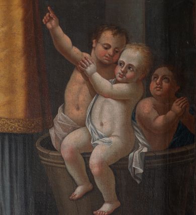 Zdjęcie nr 4: Obraz w formie stojącego prostokąta. W centrum przedstawienie św. Mikołaja z Jezusem i Marią unoszących się na obłokach w górnej części dzieła. Święty ukazany w całej postaci, frontalnie, lewą ręką podtrzymuje księgę z trzema kulami, prawą unosi z dłonią w geście błogosławieństwa. Twarz ma kwadratową z wysokim czołem, o starczych rysach, dużych oczach, prostym nosie i pełnych, rozchylonych ustach, okoloną siwą, kręcona brodą oraz siwymi, kręconymi włosami, sięgającymi ramion. Święty ubrany jest w strój biskupa wschodniego: biały sticharion, żółty sakkos z palicą przy boku oraz omoforion, na stopach ma buty. Po lewej stronie świętego znajduje się szaflik z trójką dzieci. Po jego prawej stronie postać młodzieńca, o pełnej, rumianej twarzy, okolonej jasnymi, kręconymi włosami, ubranego w niebieską tunikę sięgającą kolan oraz jasnoczerwony płaszcz zapięty na prawym ramieniu. Chłopiec trzyma tacę z karafką i dwoma kubkami. Postacie ukazane we wnętrzu. W górnej części obrazu centrycznie rozchodzące się, rozświetlone obłoki. W prawym górnym rogu siedząca na obłoku postać Chrystusa, skierowanego w trzech czwartych w lewo, który w lewej ręce trzyma księgę, a w prawej, opartej na globie, berło. Ubrany jest w czerwoną tunikę i biały płaszcz. Księgę podaje mu putto. W lewym górnym rogu siedząca na obłoku postać Marii, zwróconej w trzech czwartych w prawo, w obu wyciągniętych w przód dłoniach trzyma omoforion. Ubrana jest w jasnoróżową tunikę, przepasaną w talii, niebieski płaszcz i zielony welon. 
