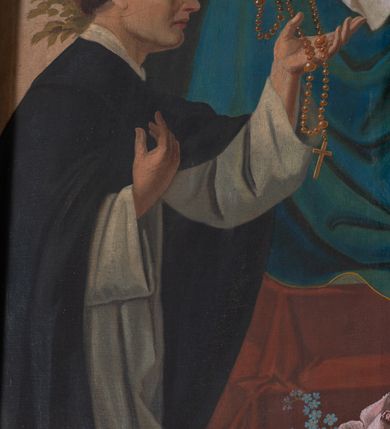 Zdjęcie nr 5: Obraz w formie stojącego prostokąta, o trójlistnie zamkniętym polu. Przedstawia tronującą Matkę Boską z Dzieciątkiem z klęczącymi po jej bokach św. Dominikiem i św. Katarzyną Sieneńską. Maria siedzi frontalnie z głową przechyloną na lewe ramię, prawą ręka podtrzymuje siedzące na jej kolanie Dzieciątko, lewą podaje różaniec św. Katarzynie. Twarz ma pociągłą, o młodzieńczych rysach, oczach skierowanych w dół, długim nosie, pełnych ustach, okoloną długimi, falowanymi, jasnobrązowymi włosami opadającymi na ramiona. Ubrana jest w różową tunikę, przepasaną w talii oraz niebieski płaszcz z jasnozieloną podszewką zapięty pod szyją klamrą w formie oka opatrzności, opadający na ramiona i na kolana. Dzieciątko siedzi zwrócone w trzech czwartych w lewo, z głową skierowaną w prawo, lewą ręką podaje różaniec św. Dominikowi, prawą dłoń unosi w geście błogosławieństwa. Twarz ma okrągłą o delikatnych rysach, oczach skierowanych w dół, okoloną jasnymi, krótkimi, kręconymi włosami. Jezus ubrany jest w białą tunikę. Po prawej stronie Marii klęczy, ukazany z profilu św. Dominik, unosi lewą rękę po różaniec, prawą kładzie na piersi. Twarz ma pociągłą, o oczach skierowanych do góry i dużym nosie, okoloną krótkimi włosami z tonsurą. Ubrany jest w biały habit dominikański i czarny płaszcz z kapturem zapięty na piersi. Po lewej stronie Marii klęczy św. Katarzyna ukazana od tyłu, zwrócona w trzech czwartych, z głową skierowaną do góry, unosi prawą rękę, ujmując różaniec, lewą kładzie na piersi. Twarz ma pociągłą o oczach skierowanych w górę i dużym nosie. Ubrana jest w biały habit i kaptur oraz czarny welon i płaszcz, na głowie ma koronę cierniową. Tron ustawiony jest na trzech stopniach nakrytych czerwoną tkaniną z leżącymi kwiatami. Przyjmuje formę niszy ujętej dwiema kolumienkami, zamkniętej archiwoltą dekorowaną uskrzydlonymi główkami anielskimi, nisza wewnątrz złocona, koncha dekorowana gwiazdami. Tron flankowany jest różanymi krzakami. W tle błękitno-różowe niebo. Przyłucza trójlistnego zamknięcia malowane w kolorze brązowym. 