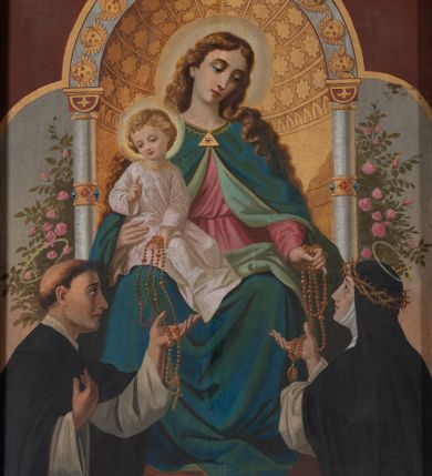 Zdjęcie nr 1: Obraz w formie stojącego prostokąta, o trójlistnie zamkniętym polu. Przedstawia tronującą Matkę Boską z Dzieciątkiem z klęczącymi po jej bokach św. Dominikiem i św. Katarzyną Sieneńską. Maria siedzi frontalnie z głową przechyloną na lewe ramię, prawą ręka podtrzymuje siedzące na jej kolanie Dzieciątko, lewą podaje różaniec św. Katarzynie. Twarz ma pociągłą, o młodzieńczych rysach, oczach skierowanych w dół, długim nosie, pełnych ustach, okoloną długimi, falowanymi, jasnobrązowymi włosami opadającymi na ramiona. Ubrana jest w różową tunikę, przepasaną w talii oraz niebieski płaszcz z jasnozieloną podszewką zapięty pod szyją klamrą w formie oka opatrzności, opadający na ramiona i na kolana. Dzieciątko siedzi zwrócone w trzech czwartych w lewo, z głową skierowaną w prawo, lewą ręką podaje różaniec św. Dominikowi, prawą dłoń unosi w geście błogosławieństwa. Twarz ma okrągłą o delikatnych rysach, oczach skierowanych w dół, okoloną jasnymi, krótkimi, kręconymi włosami. Jezus ubrany jest w białą tunikę. Po prawej stronie Marii klęczy, ukazany z profilu św. Dominik, unosi lewą rękę po różaniec, prawą kładzie na piersi. Twarz ma pociągłą, o oczach skierowanych do góry i dużym nosie, okoloną krótkimi włosami z tonsurą. Ubrany jest w biały habit dominikański i czarny płaszcz z kapturem zapięty na piersi. Po lewej stronie Marii klęczy św. Katarzyna ukazana od tyłu, zwrócona w trzech czwartych, z głową skierowaną do góry, unosi prawą rękę, ujmując różaniec, lewą kładzie na piersi. Twarz ma pociągłą o oczach skierowanych w górę i dużym nosie. Ubrana jest w biały habit i kaptur oraz czarny welon i płaszcz, na głowie ma koronę cierniową. Tron ustawiony jest na trzech stopniach nakrytych czerwoną tkaniną z leżącymi kwiatami. Przyjmuje formę niszy ujętej dwiema kolumienkami, zamkniętej archiwoltą dekorowaną uskrzydlonymi główkami anielskimi, nisza wewnątrz złocona, koncha dekorowana gwiazdami. Tron flankowany jest różanymi krzakami. W tle błękitno-różowe niebo. Przyłucza trójlistnego zamknięcia malowane w kolorze brązowym. 