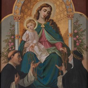 Zdjęcie nr 1: Obraz w formie stojącego prostokąta, o trójlistnie zamkniętym polu. Przedstawia tronującą Matkę Boską z Dzieciątkiem z klęczącymi po jej bokach św. Dominikiem i św. Katarzyną Sieneńską. Maria siedzi frontalnie z głową przechyloną na lewe ramię, prawą ręka podtrzymuje siedzące na jej kolanie Dzieciątko, lewą podaje różaniec św. Katarzynie. Twarz ma pociągłą, o młodzieńczych rysach, oczach skierowanych w dół, długim nosie, pełnych ustach, okoloną długimi, falowanymi, jasnobrązowymi włosami opadającymi na ramiona. Ubrana jest w różową tunikę, przepasaną w talii oraz niebieski płaszcz z jasnozieloną podszewką zapięty pod szyją klamrą w formie oka opatrzności, opadający na ramiona i na kolana. Dzieciątko siedzi zwrócone w trzech czwartych w lewo, z głową skierowaną w prawo, lewą ręką podaje różaniec św. Dominikowi, prawą dłoń unosi w geście błogosławieństwa. Twarz ma okrągłą o delikatnych rysach, oczach skierowanych w dół, okoloną jasnymi, krótkimi, kręconymi włosami. Jezus ubrany jest w białą tunikę. Po prawej stronie Marii klęczy, ukazany z profilu św. Dominik, unosi lewą rękę po różaniec, prawą kładzie na piersi. Twarz ma pociągłą, o oczach skierowanych do góry i dużym nosie, okoloną krótkimi włosami z tonsurą. Ubrany jest w biały habit dominikański i czarny płaszcz z kapturem zapięty na piersi. Po lewej stronie Marii klęczy św. Katarzyna ukazana od tyłu, zwrócona w trzech czwartych, z głową skierowaną do góry, unosi prawą rękę, ujmując różaniec, lewą kładzie na piersi. Twarz ma pociągłą o oczach skierowanych w górę i dużym nosie. Ubrana jest w biały habit i kaptur oraz czarny welon i płaszcz, na głowie ma koronę cierniową. Tron ustawiony jest na trzech stopniach nakrytych czerwoną tkaniną z leżącymi kwiatami. Przyjmuje formę niszy ujętej dwiema kolumienkami, zamkniętej archiwoltą dekorowaną uskrzydlonymi główkami anielskimi, nisza wewnątrz złocona, koncha dekorowana gwiazdami. Tron flankowany jest różanymi krzakami. W tle błękitno-różowe niebo. Przyłucza trójlistnego zamknięcia malowane w kolorze brązowym. 