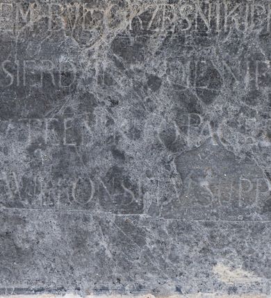 Zdjęcie nr 1: Epitafium w formie leżącego prostokąta. W polu inskrypcja „WYZNAIE TO IZEM BYŁ GRZESNIKIEM MOY BOZE / [O]DNAJCZE MIŁOSIERDZIE [SWO]IE NIECH PRZEMOZ[E]  / CIEBIE ZAS CZYTELNIKU O PACIERZY PROSZĘ / FRANCISZEK WILKOŃSKI SUPPLIKE WNOSZE”.