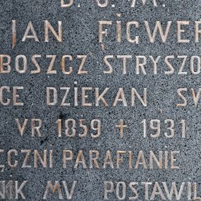 Zdjęcie nr 1: Epitafium w formie leżącego prostokąta. W polu inskrypcja „D(EO) O(PTIMO) M(AXIMO) / KS(IĄDZ) JAN FIGWER / PROBOSZCZ STRYSZOWSKI / I WICE DZIEKAN SVSKI / VR[ODZONY] 1859 + 1931 / WDZIĘCZNI PARAFIANIE TEN / POMNIK MV POSTAWILI 1935”. 