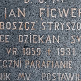 Zdjęcie nr 1: Epitafium w formie leżącego prostokąta. W polu inskrypcja „D(EO) O(PTIMO) M(AXIMO) / KS(IĄDZ) JAN FIGWER / PROBOSZCZ STRYSZOWSKI / I WICE DZIEKAN SVSKI / VR[ODZONY] 1859 + 1931 / WDZIĘCZNI PARAFIANIE TEN / POMNIK MV POSTAWILI 1935”. 