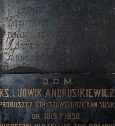 Zdjęcie nr 1: Epitafium marmurowe w formie stojącego prostokąta z rytymi rozetami w czterech narożach i krzyżykiem równoramiennym przy górnej krawędzi. W polu inskrypcja „D(eo) O(ptimo) M(aximo) / Schylony wiekiem doznał / śmierci ciosu. Wam pozosta/je czekać tego losu. / Kazimierz Jachimowski / połozywszy pomnik sobie / I przychodzących ludzi pro/si o westchnienie zmarł / 1849”. 