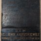 Zdjęcie nr 1: Epitafium w formie leżącego prostokąta. W polu inskrypcja „D(EO) O(PTIMO) M(AXIMO) / KS(IĄDZ) LUDWIK ANDRUSIKIEWICZ / PROBOSZCZ STRYSZOWSKI i DZIEKAN SUSKI / UR(ODZONY) 1819 + 1898 / WDZIĘCZNI PARAFIANIE TEN POMNIK / MU POSTAWILI 1916.” 