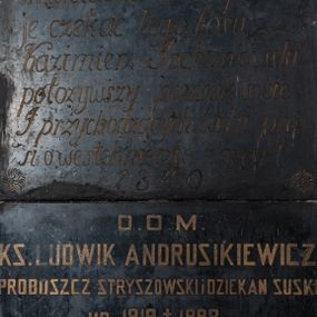 Zdjęcie nr 1: Epitafium w formie leżącego prostokąta. W polu inskrypcja „D(EO) O(PTIMO) M(AXIMO) / KS(IĄDZ) LUDWIK ANDRUSIKIEWICZ / PROBOSZCZ STRYSZOWSKI i DZIEKAN SUSKI / UR(ODZONY) 1819 + 1898 / WDZIĘCZNI PARAFIANIE TEN POMNIK / MU POSTAWILI 1916.” 