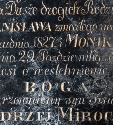 Zdjęcie nr 1: Epitafium marmurowe w formie kwadratu. W polu inskrypcja „D[EO] O[PTIMO] M[AXIMO] / Za Dusze drogich Rodzicow / STANISŁAWA zmarłego na dniu / 5. Grudnia 1827. i MONIKI zmar/łej dnia 29. Października 1836. / prosi o westchnienie do / BOGA / rozrzewniony syn Ksiądz / JĘDRZEJ MIROCHA”. 