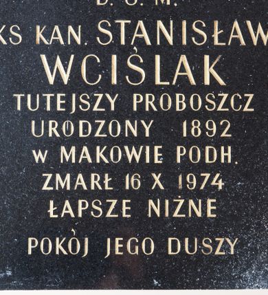 Zdjęcie nr 1: Epitafium granitowe w formie prostokąta zbliżonego do kwadratu. W polu inskrypcja „D(EO) O(PTIMO) M(AXIMO) / KS[IĄDZ] KAN(ONIK) STANISŁAW / WCIŚLAK / TUTEJSZY PROBOSZCZ / URODZONY 1892 / W MAKOWIE PODH(ALAŃSKIM) / ZMARŁ 16 X 1974 / ŁAPSZE NIŻNE / POKÓJ JEGO DUSZY”.