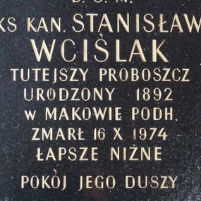 Zdjęcie nr 1: Epitafium granitowe w formie prostokąta zbliżonego do kwadratu. W polu inskrypcja „D(EO) O(PTIMO) M(AXIMO) / KS[IĄDZ] KAN(ONIK) STANISŁAW / WCIŚLAK / TUTEJSZY PROBOSZCZ / URODZONY 1892 / W MAKOWIE PODH(ALAŃSKIM) / ZMARŁ 16 X 1974 / ŁAPSZE NIŻNE / POKÓJ JEGO DUSZY”.