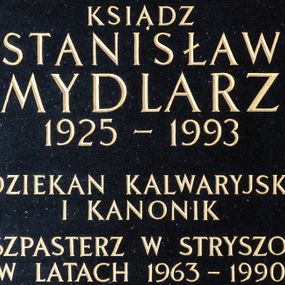 Zdjęcie nr 1: Epitafium granitowe w formie kwadratu, w narożach cztery metalowe śruby. W polu inskrypcja „D(EO) O(PTIMO) M(AXIMO) / KSIĄDZ / STANISŁAW / MYDLARZ / 1925 - 1993 / DZIEKAN KALWARYJSKI / I KANONIK / DUSZPASTERZ W STRYSZOWIE / W LATACH 1963 - 1990”.