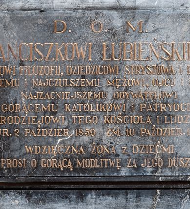 Zdjęcie nr 1: Epitafium w formie leżącego prostokąta, ujęte grubą ramą, dekorowaną po wewnętrznej stronie maswerkiem. W polu inskrypcja „D(EO) O(PTIMO) M(AXIMO) / FRANCISZKOWI ŁUBIEŃSKIEMU / DOKTOROWI FILOZOFII, DZIEDZICOWI STRYSZOWA I DĄBRÓWKI / NAJLEPSZEMU I NAJCZULSZEMU MĘŻOWI, OJCU i DZIADKOWI / NAJZACNIEJSZEMU OBYWATELOWI / GORĄCEMU KATOLIKOWI i PATRYOCIE / DOBRODZIEJOWI TEGO KOŚCIOŁA i LUDZKOŚCI / UR(ODZONEMU) 2 PAŹDZIER(NIKA) 1859 ZM(ARŁEMU) 10 PAŹDZIER(NIKA) 1915. / WDZIĘCZNA ŻONA Z DZIEĆMI / PROSI O GORĄCĄ MODLITWĘ ZA JEGO DUSZĘ.” 