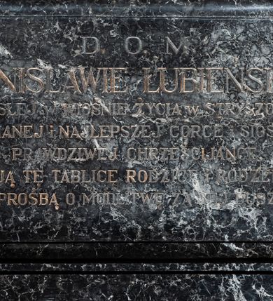 Zdjęcie nr 1: Epitafium w formie leżącego prostokąta, ujęte grubą ramą, dekorowaną po wewnętrznej stronie maswerkiem. W polu inskrypcja „D(EO) O(PTIMO) M(AXIMO) / STANISŁAWIE ŁUBIEŃSKIEJ / ZGASŁEJ W WIOŚNIE ŻYCIA w STRYSZOWIE, / UKOCHANEJ i NAJLEPSZEJ CÓRCE i SIOSTRZE, / PRAWDZIWEJ CHRZEŚCIJANCE, / STAWIAJĄ TĘ TABLICE RODZICE I RODZEŃSTWO / Z PROŚBĄ O MODLITWĘ ZA JEJ DUSZĘ.”