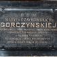 Zdjęcie nr 1: Epitafium w formie leżącego prostokąta, ujęte grubą ramą, dekorowaną po wewnętrznej stronie maswerkiem. W polu inskrypcja „D(EO) O(PTIMO) M(AXIMO) / MARYI Z CZAYKOWSKICH / GORCZYŃSKIEJ / NAJCNOTLIWSZEJ ŻONIE – NACZULSZEJ MATCE, BABCE i PRABABCE / DOBRODZIEJCE TEGO KOŚCIOŁA i LUDZKOŚCI. / *14/5 1830 R(OKU) +11/4 1904 R(OKU) / Wystawiają te tablicę wdzięczne córki, / prosząc o modlitwę za jej duszę”. 