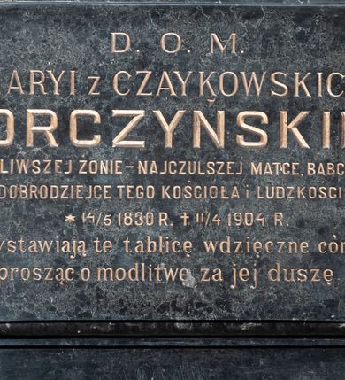 Zdjęcie nr 1: Epitafium w formie leżącego prostokąta, ujęte grubą ramą, dekorowaną po wewnętrznej stronie maswerkiem. W polu inskrypcja „D(EO) O(PTIMO) M(AXIMO) / MARYI Z CZAYKOWSKICH / GORCZYŃSKIEJ / NAJCNOTLIWSZEJ ŻONIE – NACZULSZEJ MATCE, BABCE i PRABABCE / DOBRODZIEJCE TEGO KOŚCIOŁA i LUDZKOŚCI. / *14/5 1830 R(OKU) +11/4 1904 R(OKU) / Wystawiają te tablicę wdzięczne córki, / prosząc o modlitwę za jej duszę”. 