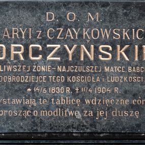 Zdjęcie nr 1: Epitafium w formie leżącego prostokąta, ujęte grubą ramą, dekorowaną po wewnętrznej stronie maswerkiem. W polu inskrypcja „D(EO) O(PTIMO) M(AXIMO) / MARYI Z CZAYKOWSKICH / GORCZYŃSKIEJ / NAJCNOTLIWSZEJ ŻONIE – NACZULSZEJ MATCE, BABCE i PRABABCE / DOBRODZIEJCE TEGO KOŚCIOŁA i LUDZKOŚCI. / *14/5 1830 R(OKU) +11/4 1904 R(OKU) / Wystawiają te tablicę wdzięczne córki, / prosząc o modlitwę za jej duszę”. 