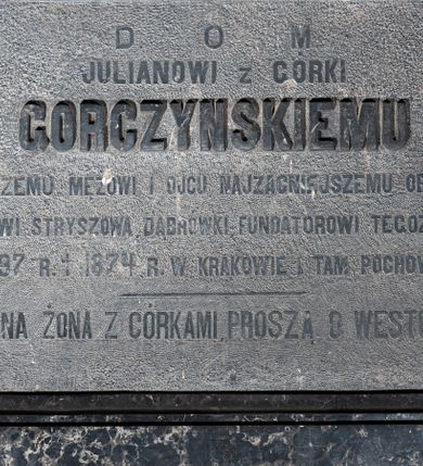 Zdjęcie nr 1: Epitafium w formie leżącego prostokąta, ujęte grubą ramą, dekorowaną po wewnętrznej stronie maswerkiem. W polu inskrypcja „D(EO) O(PTIMO) M(AXIMO) / JULIANOWI z GÓRKI / GORCZYNSKIEMU / NAJLEPSZEMU MĘŻOWI I OJCU NAJZACNIEJSZEMU OBYWATELOWI / DZIEDZICOWI STRYSZOWA, DĄBRÓWKI, FUNDATOROWI TEGOŻ KOŚCIOŁA / *1797 R(OKU) +1874 R(OKU) W KRAKOWIE I TAM POCHOWANEMU / WDZIĘCZNA ŻONA Z CÓRKAMI, PROSZĄ O WESTCHNIENIE”.
