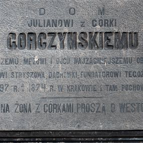 Zdjęcie nr 1: Epitafium w formie leżącego prostokąta, ujęte grubą ramą, dekorowaną po wewnętrznej stronie maswerkiem. W polu inskrypcja „D(EO) O(PTIMO) M(AXIMO) / JULIANOWI z GÓRKI / GORCZYNSKIEMU / NAJLEPSZEMU MĘŻOWI I OJCU NAJZACNIEJSZEMU OBYWATELOWI / DZIEDZICOWI STRYSZOWA, DĄBRÓWKI, FUNDATOROWI TEGOŻ KOŚCIOŁA / *1797 R(OKU) +1874 R(OKU) W KRAKOWIE I TAM POCHOWANEMU / WDZIĘCZNA ŻONA Z CÓRKAMI, PROSZĄ O WESTCHNIENIE”.