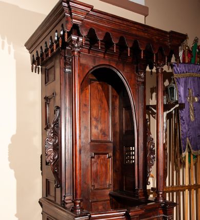 Zdjęcie nr 1: Konfesjonał złożony z siedziska z wysokim zapleckiem, zakończonym płaskim baldachimem. Siedzisko ujęte dwoma wysokimi ściankami bocznymi, dekorowanymi płycinami, w połowie wysokości zwężonymi o połowę, z pilastrami i stojącymi przed nimi wąskimi kolumienkami podtrzymującymi baldachim. W górnej połowie kwadratowe otwory z kratownicą, przesłonięte szczytami z wolut i ornamentu roślinnego. Drzwiczki w partii przedpiersia, sięgające połowy wysokości ścianek bocznych, wydzielone kolumienkami, zakończone belkowaniem. Zaplecek dekorowany płycinami. Baldachim ujęty profilowanym gzymsem z podwieszonym lambrekinem.
Po bokach siedziska klęczniki. Całość politurowana, w kolorze ciemnego drewna. 