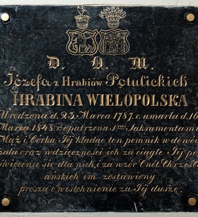 Zdjęcie nr 1: Tablica w kształcie kwadratu wykonana z czarnego marmuru ze złoconym napisem poniżej herbów Starykoń i Grzymała „D(EO) O(PTIMO) M(AXIMO) / Józefa z Hrabiów Potulickich / HRABINA WIELOPOLSKA / Urodzona d(nia) 23. Marca 1787 r(oku) umarła d(nia) 16 / Marca 1848 r(oku) opatrzona s(więty)mi Sakramentami, / Mąż i Córka Jej kładąc ten pomnik w dowód /  żalu oraz wdzięczności ich za ciągłe Jej po/święcenie się dla nich, i za wzór Cnót Chrześci/ańskich im zostawiony / proszą o westchnienie za Jej duszę”. 