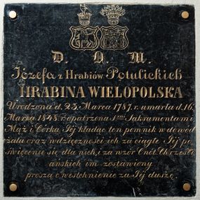 Zdjęcie nr 1: Tablica w kształcie kwadratu wykonana z czarnego marmuru ze złoconym napisem poniżej herbów Starykoń i Grzymała „D(EO) O(PTIMO) M(AXIMO) / Józefa z Hrabiów Potulickich / HRABINA WIELOPOLSKA / Urodzona d(nia) 23. Marca 1787 r(oku) umarła d(nia) 16 / Marca 1848 r(oku) opatrzona s(więty)mi Sakramentami, / Mąż i Córka Jej kładąc ten pomnik w dowód /  żalu oraz wdzięczności ich za ciągłe Jej po/święcenie się dla nich, i za wzór Cnót Chrześci/ańskich im zostawiony / proszą o westchnienie za Jej duszę”. 