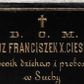 Zdjęcie nr 1: Tablica epitafijna wykonana z czarnego marmuru w kształcie leżącego prostokąta, z umieszczonym poniżej niewielkiego krzyża łacińskiego złoconym napisem „+ D(EO) O(PTIMO) M(AXIMO) / KSIĄDZ FRANCISZEK X(AWERY) CIESIELSKI / kanonik dziekan i proboszcz / w Suchy / * 1806. + 27/2 1873 r(oku)”, obwiedzionym cienką, złotą ramką. 