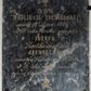 Zdjęcie nr 1: Tablica w kształcie stojącego prostokąta z wyrytym między niewielkim krzyżem łacińskim a czaszką powyżej skrzyżowanych piszczeli złoconym napisem „D(EO) O(PTIMO) M(AXIMO) / WOJCIECH CIESIELSKI / zmarły 14 Lipca 1840 r(oku) / w 66 roku wieku swego i / JÓZEFA / z Rutkowskich / CIESIELSKA / zmarła 5 Sierpnia 1859 r(oku) / w 76 roku wieku swego / proszą o westchnienie do Boga”. Pole napisu obwiedziono cienką, rytą ramką. 