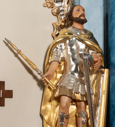 Zdjęcie nr 1: Rzeźba drążona, na cokole. Postać ustawiona frontalnie, w kontrapoście, z głową na wprost, lekko uniesioną do góry. W lewej wyciągniętej ręce trzyma harfę, w prawej odsuniętej od boku berło. Twarz ma pociągłą, okoloną krótką brodą; oczy głęboko osadzone, duże, nos prosty, usta rozchylone. Kręcone włosy opadają mu na kark. Dawid jest ubrany w zbroję rzymskiego legionisty założoną na krótką tunikę oraz zapięty na piersi i opadający na plecy płaszcz, na nogach ma wysokie sandały. Polichromia naturalistyczna w odsłoniętych partiach ciała; płaszcz i tunika złocone; zbroja srebrzona, sandały, berło i harfa złocone i srebrzone.