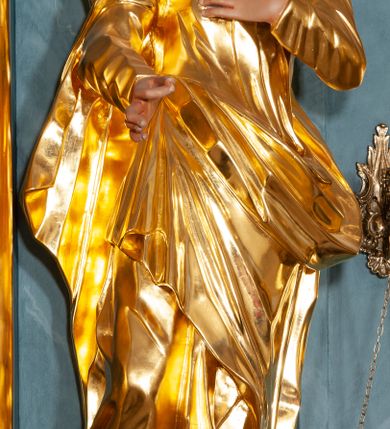 Zdjęcie nr 5: Rzeźba ścięta z tyłu, drążona. Figura ustawiona na rzeźbionym cokole, ustawiona frontalnie, w kontrapoście, z głową skierowaną w lewo. Lewa ręka świętego spoczywa na piersi, prawa jest wyciągnięta w przód.Twarz pociągła, okolona krótką, kręconą brodą. Włosy półdługie, kręcone, opadają na tył głowy. Święty jest ubrany w tunikę przepasaną w talii, ściśle przylegającą w partii torsu oraz obficie drapowany płaszcz przewieszony przez prawe ramię, otaczający postać i podwieszony na prawym boku.
Polichromia naturalistyczna w odsłoniętych partiach ciała, szaty złocone.