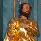 Zdjęcie nr 1: Rzeźba ścięta z tyłu, drążona. Figura ustawiona na rzeźbionym cokole, ustawiona frontalnie, w kontrapoście, z głową skierowaną w lewo. Lewa ręka świętego spoczywa na piersi, prawa jest wyciągnięta w przód.Twarz pociągła, okolona krótką, kręconą brodą. Włosy półdługie, kręcone, opadają na tył głowy. Święty jest ubrany w tunikę przepasaną w talii, ściśle przylegającą w partii torsu oraz obficie drapowany płaszcz przewieszony przez prawe ramię, otaczający postać i podwieszony na prawym boku.
Polichromia naturalistyczna w odsłoniętych partiach ciała, szaty złocone.