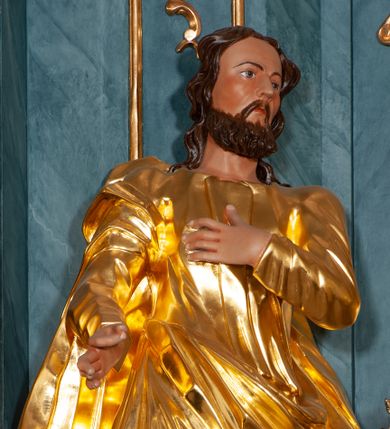 Zdjęcie nr 1: Rzeźba ścięta z tyłu, drążona. Figura ustawiona na rzeźbionym cokole, ustawiona frontalnie, w kontrapoście, z głową skierowaną w lewo. Lewa ręka świętego spoczywa na piersi, prawa jest wyciągnięta w przód.Twarz pociągła, okolona krótką, kręconą brodą. Włosy półdługie, kręcone, opadają na tył głowy. Święty jest ubrany w tunikę przepasaną w talii, ściśle przylegającą w partii torsu oraz obficie drapowany płaszcz przewieszony przez prawe ramię, otaczający postać i podwieszony na prawym boku.
Polichromia naturalistyczna w odsłoniętych partiach ciała, szaty złocone.