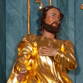Zdjęcie nr 1: Rzeźba ścięta z tyłu, drążona. Figura ustawiona na rzeźbionym cokole, ustawiona frontalnie, w kontrapoście, z głową skierowaną w lewo. Lewa ręka świętego spoczywa na piersi, prawa jest wyciągnięta w przód.Twarz pociągła, okolona krótką, kręconą brodą. Włosy półdługie, kręcone, opadają na tył głowy. Święty jest ubrany w tunikę przepasaną w talii, ściśle przylegającą w partii torsu oraz obficie drapowany płaszcz przewieszony przez prawe ramię, otaczający postać i podwieszony na prawym boku.
Polichromia naturalistyczna w odsłoniętych partiach ciała, szaty złocone.