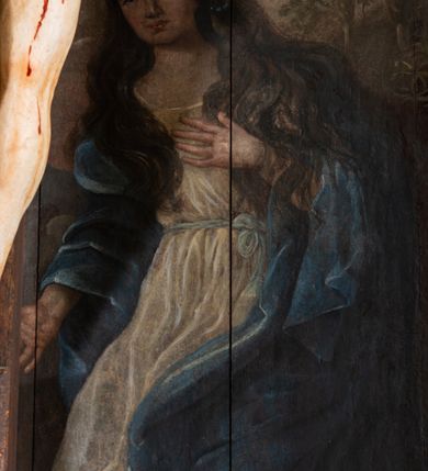 Zdjęcie nr 14: Pole główne ołtarza wypełnia figura Chrystusa Ukrzyżowanego na tle obrazu. Rzeźba pełna przedstawia żywego jeszcze Zbawiciela. Ciało oddano w dużym zwisie, o układzie ramion zbliżonym do litery „V” i esowato wygiętej sylwetce. Jezus ma nogi ugięte w kolanach, stopy przybite dwoma gwoździami, prawą nad lewą. Ciało szczupłe o wyraźnie podkreślonej muskulaturze i pracy mięśni, z zaznaczonymi śladami męki na lewym boku i w miejscach przebicia gwoździami. Głowa w grubej koronie cierniowej, przechylona na lewe ramię, uniesiona, ze wzrokiem skierowanym do góry. Twarz szczupła, okolona krótką brodą, nos długi, wąski, usta rozchylone. Włosy kręcone w pukle opadają na lewe ramię i plecy. Perizonium krótkie, utworzone ze skręconej, drapowanej i skrzyżowanej tkaniny, ze złoconą lamówką; przewiązane na prawym boku sznurem z chwostami, z obfitym, gęsto drapowanym zwisem sięgającym kolan. Polichromia naturalistyczna w partiach ciała; perizonium srebrzone i złocone, korona cierniowa i sznur złocone. W górnej części pionowej belki krzyża titulus w formie zwoju z napisem „IN/RI”. W tle, po prawej stronie krzyża postać klęczącej Marii Magdaleny, zwróconej w trzech czwartych w stronę Chrytsusa. Jej lewa ręka spoczywa na piersi, prawa ujmuje belkę krzyża. Ma pełną, młodzieńczą twarz, włosy długie, opadające na ramiona i plecy z wplecionymi sznurami pereł. Ubrana jest w białą suknię przewiązaną w talii oraz niebieski płaszcz połamany w grube fałdy na rękawach. U jej nóg puszka na wonności. W lewej dolnej części obrazu przedstawienie Jerozolimy wśród gór. Obraz w połowie przecina jaśniejsza linia horyzontu, powyżej widoczne ciemne niebo z kłębiastymi chmurami. Kolorystyka obrazu ciemna, kontrastująca z figurą Ukrzyżowanego. 