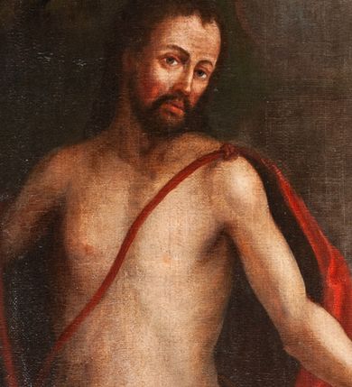 Zdjęcie nr 1: Obraz w kształcie stojącego prostokąta w profilowanej, złoconej i srebrzonej ramie z przedstawieniem św. Jana Chrzciciela. Święty stoi w centrum kompozycji w lekkim kontrapoście, skręcony delikatnie w prawo, z głową obróconą na lewe ramię. Prawą rękę unosi do boku, w lewej trzyma długie drzewce zakończone krzyżem z przewiązaną banderolą z napisem „ECCE AGNUS DEI”. Ma szczupłą, owalną twarz z wysokim czołem, wąskim nosem i dużymi, ciemnymi oczami. Nosi wąsy i krótką brodę, a długie włosy spływają mu na plecy. Święty ma narzucony czerwony, podbity brązem płaszcz przewiązany na lewym ramieniu szarfą, przerzucony przez prawe przedramię i otaczający biodra. U jego stóp, po lewej stronie kompozycji, na księdze w czerwonej oprawie leży niewielki baranek. Z prawej strony u dołu widać wznoszącą wzrok na świętego rodzinę złożoną ze starszego mężczyzny w niebieskiej sukni i żółtym płaszczu, kobiety w jasnych szatach i dziecka. Święty Jan został ukazany na tle ciemnego lasu lub bloku skalnego i skłębionego, szarego obłoku, ponad którym unosi się główka anielska. Przy prawej krawędzi widoczny fragment szerokiego krajobrazu stanowiącego brzeg rzeki lub morza. 