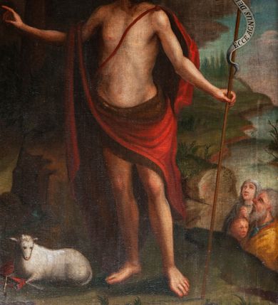 Zdjęcie nr 7: Obraz w kształcie stojącego prostokąta w profilowanej, złoconej i srebrzonej ramie z przedstawieniem św. Jana Chrzciciela. Święty stoi w centrum kompozycji w lekkim kontrapoście, skręcony delikatnie w prawo, z głową obróconą na lewe ramię. Prawą rękę unosi do boku, w lewej trzyma długie drzewce zakończone krzyżem z przewiązaną banderolą z napisem „ECCE AGNUS DEI”. Ma szczupłą, owalną twarz z wysokim czołem, wąskim nosem i dużymi, ciemnymi oczami. Nosi wąsy i krótką brodę, a długie włosy spływają mu na plecy. Święty ma narzucony czerwony, podbity brązem płaszcz przewiązany na lewym ramieniu szarfą, przerzucony przez prawe przedramię i otaczający biodra. U jego stóp, po lewej stronie kompozycji, na księdze w czerwonej oprawie leży niewielki baranek. Z prawej strony u dołu widać wznoszącą wzrok na świętego rodzinę złożoną ze starszego mężczyzny w niebieskiej sukni i żółtym płaszczu, kobiety w jasnych szatach i dziecka. Święty Jan został ukazany na tle ciemnego lasu lub bloku skalnego i skłębionego, szarego obłoku, ponad którym unosi się główka anielska. Przy prawej krawędzi widoczny fragment szerokiego krajobrazu stanowiącego brzeg rzeki lub morza. 