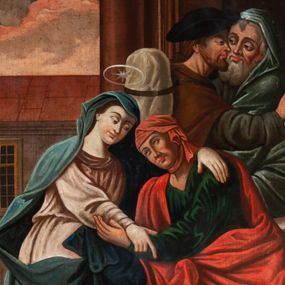 Zdjęcie nr 1: Obraz w formie stojącego prostokąta zamknięty łukiem półkolistym nadwieszonym z uskokami w złoconej, profilowanej ramie. W centrum postacie spotykających się Marii i św. Elżbiety. Kobiety zwrócone ku sobie obejmują się obiema rękami. Twarz Marii jest owalna o wyraźnych, młodzieńczych rysach, jasnej karnacji, nad głową nimb. Matka Boska jest ubrana w bladoróżową suknię przepasaną w talii oraz niebieski płaszcz nakrywający głowę i ramiona, przewiązany z przodu. Twarz św. Elżbiety jest owalna, zdradza jej starszy wiek, o ciemnej karnacji; oczy ma zwrócone w górę. Ubrana jest w zieloną suknię oraz czerwony płaszcz przerzucony przez prawe ramię i zawiązany na boku, na głowie ma jasnoczerwoną chustę. Na drugim planie w prawej części obrazu ukazany budynek, w którego wejściu przedstawione półpostacie witających się św. Józefa i Zachariasza. Scena została zakomponowana na tle architektury – na trzecim planie widoczny budynek z dwoma wielodzielnymi oknami. Powyżej w górnej części obrazu widoczny jest fragment błękitnego nieba z zabarwionymi na różowo obłokami. Kolorystyka ciemna, ciepła, postacie kobiet zostały wyróżnione intensywnym kolorem tkanin. Silny światłocień.