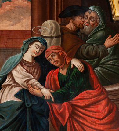 Zdjęcie nr 2: Obraz w formie stojącego prostokąta zamknięty łukiem półkolistym nadwieszonym z uskokami w złoconej, profilowanej ramie. W centrum postacie spotykających się Marii i św. Elżbiety. Kobiety zwrócone ku sobie obejmują się obiema rękami. Twarz Marii jest owalna o wyraźnych, młodzieńczych rysach, jasnej karnacji, nad głową nimb. Matka Boska jest ubrana w bladoróżową suknię przepasaną w talii oraz niebieski płaszcz nakrywający głowę i ramiona, przewiązany z przodu. Twarz św. Elżbiety jest owalna, zdradza jej starszy wiek, o ciemnej karnacji; oczy ma zwrócone w górę. Ubrana jest w zieloną suknię oraz czerwony płaszcz przerzucony przez prawe ramię i zawiązany na boku, na głowie ma jasnoczerwoną chustę. Na drugim planie w prawej części obrazu ukazany budynek, w którego wejściu przedstawione półpostacie witających się św. Józefa i Zachariasza. Scena została zakomponowana na tle architektury – na trzecim planie widoczny budynek z dwoma wielodzielnymi oknami. Powyżej w górnej części obrazu widoczny jest fragment błękitnego nieba z zabarwionymi na różowo obłokami. Kolorystyka ciemna, ciepła, postacie kobiet zostały wyróżnione intensywnym kolorem tkanin. Silny światłocień.