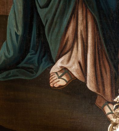 Zdjęcie nr 7: Obraz w formie stojącego prostokąta zamknięty łukiem półkolistym nadwieszonym z uskokami w złoconej, profilowanej ramie. W centrum postacie spotykających się Marii i św. Elżbiety. Kobiety zwrócone ku sobie obejmują się obiema rękami. Twarz Marii jest owalna o wyraźnych, młodzieńczych rysach, jasnej karnacji, nad głową nimb. Matka Boska jest ubrana w bladoróżową suknię przepasaną w talii oraz niebieski płaszcz nakrywający głowę i ramiona, przewiązany z przodu. Twarz św. Elżbiety jest owalna, zdradza jej starszy wiek, o ciemnej karnacji; oczy ma zwrócone w górę. Ubrana jest w zieloną suknię oraz czerwony płaszcz przerzucony przez prawe ramię i zawiązany na boku, na głowie ma jasnoczerwoną chustę. Na drugim planie w prawej części obrazu ukazany budynek, w którego wejściu przedstawione półpostacie witających się św. Józefa i Zachariasza. Scena została zakomponowana na tle architektury – na trzecim planie widoczny budynek z dwoma wielodzielnymi oknami. Powyżej w górnej części obrazu widoczny jest fragment błękitnego nieba z zabarwionymi na różowo obłokami. Kolorystyka ciemna, ciepła, postacie kobiet zostały wyróżnione intensywnym kolorem tkanin. Silny światłocień.