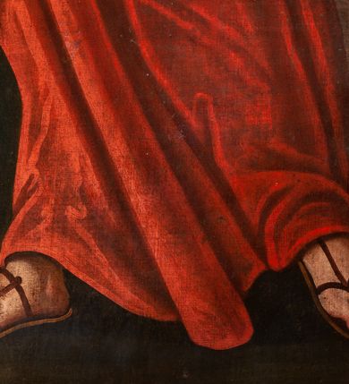 Zdjęcie nr 8: Obraz w formie stojącego prostokąta zamknięty łukiem półkolistym nadwieszonym z uskokami w złoconej, profilowanej ramie. W centrum postacie spotykających się Marii i św. Elżbiety. Kobiety zwrócone ku sobie obejmują się obiema rękami. Twarz Marii jest owalna o wyraźnych, młodzieńczych rysach, jasnej karnacji, nad głową nimb. Matka Boska jest ubrana w bladoróżową suknię przepasaną w talii oraz niebieski płaszcz nakrywający głowę i ramiona, przewiązany z przodu. Twarz św. Elżbiety jest owalna, zdradza jej starszy wiek, o ciemnej karnacji; oczy ma zwrócone w górę. Ubrana jest w zieloną suknię oraz czerwony płaszcz przerzucony przez prawe ramię i zawiązany na boku, na głowie ma jasnoczerwoną chustę. Na drugim planie w prawej części obrazu ukazany budynek, w którego wejściu przedstawione półpostacie witających się św. Józefa i Zachariasza. Scena została zakomponowana na tle architektury – na trzecim planie widoczny budynek z dwoma wielodzielnymi oknami. Powyżej w górnej części obrazu widoczny jest fragment błękitnego nieba z zabarwionymi na różowo obłokami. Kolorystyka ciemna, ciepła, postacie kobiet zostały wyróżnione intensywnym kolorem tkanin. Silny światłocień.