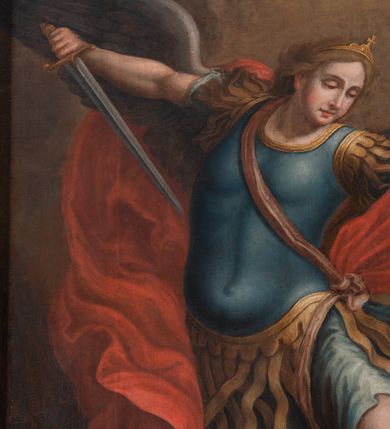 Zdjęcie nr 3: Obraz w kształcie stojącego prostokąta z dolną krawędzią wygiętą częściowo w łuk, zwieńczony łukiem nadwieszonym z uskokiem w profilowanej, złoconej ramie z przedstawieniem Michała Archanioła walczącego z szatanem ukazanym pod postacią ciemnobrązowego potwora o cechach ludzkich. W centrum kompozycji archanioł w momencie ataku unosi się powyżej szatana na rozpostartych skrzydłach. W prawej ręce trzyma skierowany ostrzem w stronę diabła miecz, w lewej łańcuch, którym ten jest spętany. Archanioł ma małą, owalną głowę z półprzymkniętymi oczami i wąskim nosem, jasne, falowane włosy rozwiewają się do tyłu. Jest ubrany w strój żołnierza rzymskiego: niebieski pancerz z naramiennikami założony na jasną tunikę i sandały wiązane pod kolanami; przepasany jest biegnącą ukośnie ciemnoróżową szarfą związaną na kokardę na lewym biodrze i przechodzącą pod lewym udem. Czerwony płaszcz zarzucony na lewe ramię rozwiewa się dynamicznymi fałdami po jego prawej stronie. W dolnej partii obrazu szatan zobrazowany został jako brązowy podobny do człowieka stwór, z lewą ręką przyciśniętą do twarzy i prawą odwiedzioną w bok. Wokół niego strzelają w górę płomienie. Tło utrzymane w ciepłej tonacji, wypełniające je brunatne chmury rozjaśniają się ku górze, gdzie unoszą się trzy główki anielskie. 