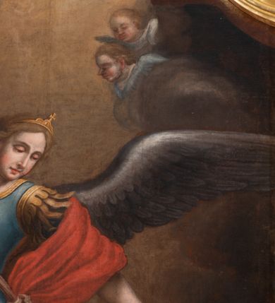 Zdjęcie nr 7: Obraz w kształcie stojącego prostokąta z dolną krawędzią wygiętą częściowo w łuk, zwieńczony łukiem nadwieszonym z uskokiem w profilowanej, złoconej ramie z przedstawieniem Michała Archanioła walczącego z szatanem ukazanym pod postacią ciemnobrązowego potwora o cechach ludzkich. W centrum kompozycji archanioł w momencie ataku unosi się powyżej szatana na rozpostartych skrzydłach. W prawej ręce trzyma skierowany ostrzem w stronę diabła miecz, w lewej łańcuch, którym ten jest spętany. Archanioł ma małą, owalną głowę z półprzymkniętymi oczami i wąskim nosem, jasne, falowane włosy rozwiewają się do tyłu. Jest ubrany w strój żołnierza rzymskiego: niebieski pancerz z naramiennikami założony na jasną tunikę i sandały wiązane pod kolanami; przepasany jest biegnącą ukośnie ciemnoróżową szarfą związaną na kokardę na lewym biodrze i przechodzącą pod lewym udem. Czerwony płaszcz zarzucony na lewe ramię rozwiewa się dynamicznymi fałdami po jego prawej stronie. W dolnej partii obrazu szatan zobrazowany został jako brązowy podobny do człowieka stwór, z lewą ręką przyciśniętą do twarzy i prawą odwiedzioną w bok. Wokół niego strzelają w górę płomienie. Tło utrzymane w ciepłej tonacji, wypełniające je brunatne chmury rozjaśniają się ku górze, gdzie unoszą się trzy główki anielskie. 